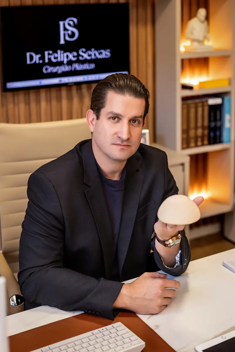 Dr. Felipe Seixas mostrando uma prótese de silicone
