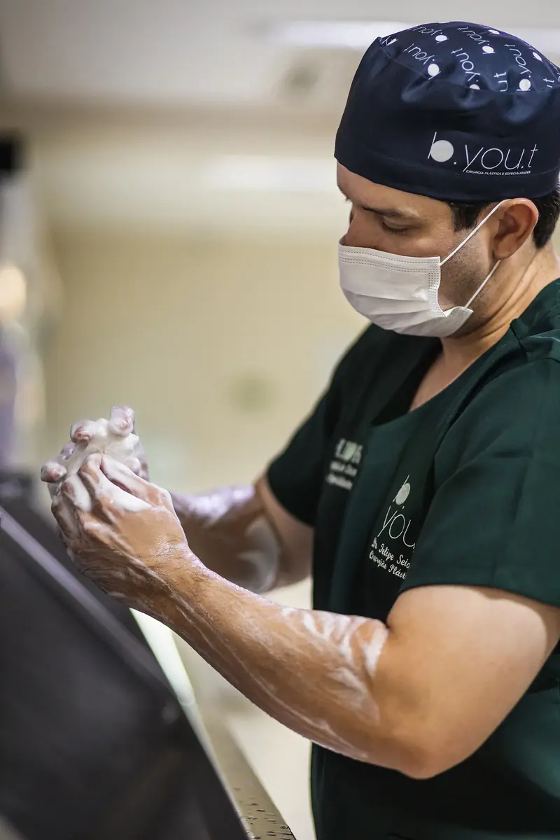 Cirurgião fazendo a escovação das mãos